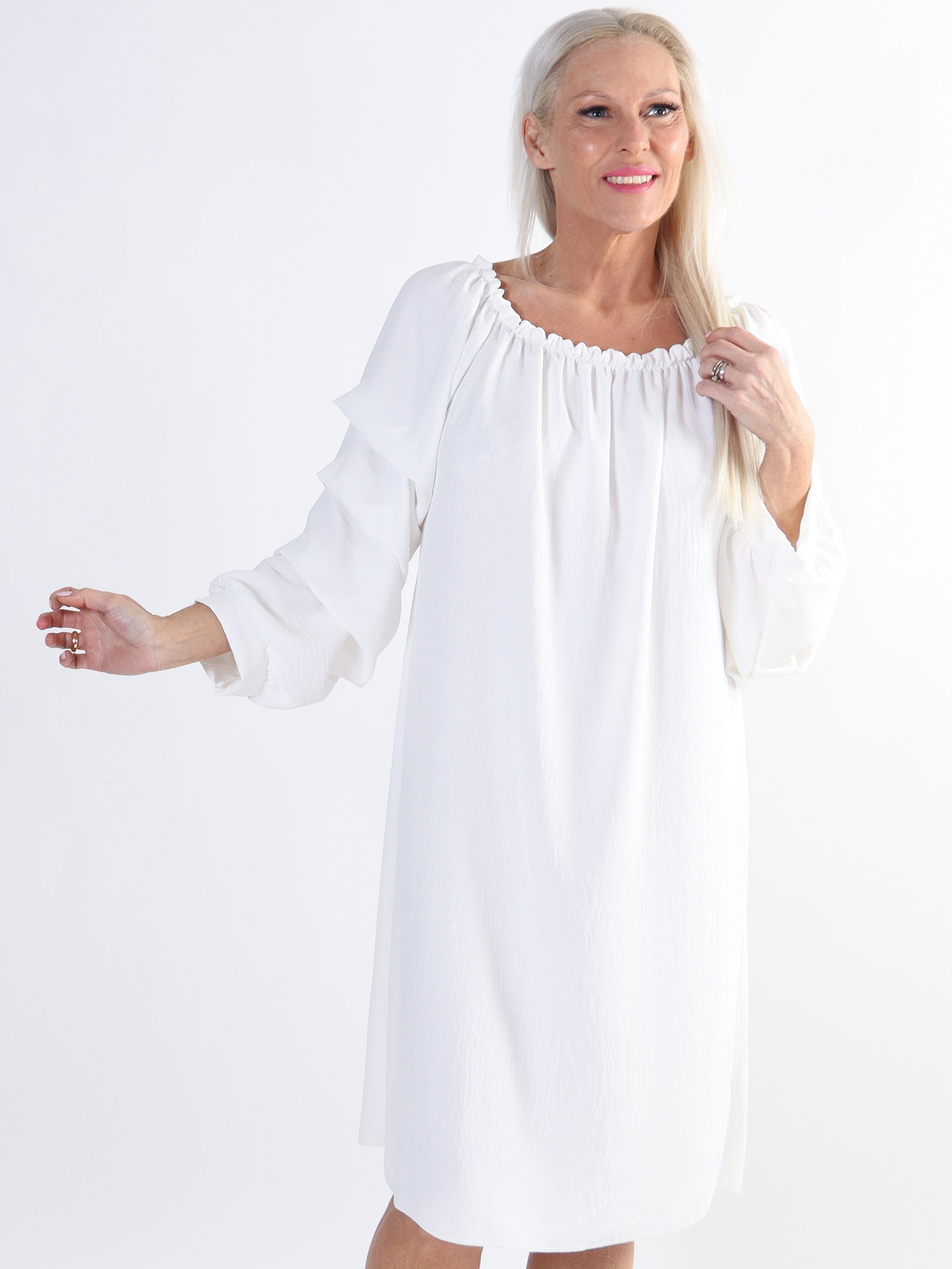 Joanna - Klänning i viskos med rynkad ärm i stora storlekar